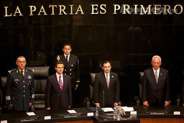 El presidente Peña Nieto en el Senado de la República durante el homenaje al Ejército mexicano por los cien años de su creación.