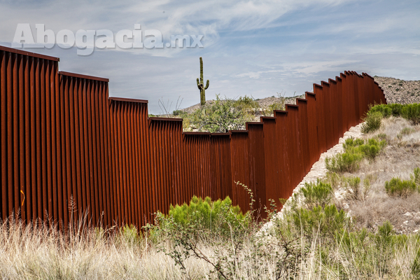 Grupos y gente en contra de la construcción del muro que dividirá a México de Estados Unidos