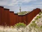 Grupos y gente en contra de la construcción del muro que dividirá a México de Estados Unidos